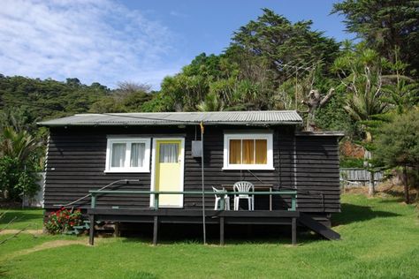 old bach Kiwi Bach, Piha Beach, Nz Beach, Beach Bach, Beach Shacks, Small Beach Houses, Environment Reference, New Zealand Houses, Cute Cottage