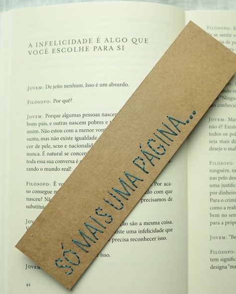 Dani | Bordado no Papel on Instagram: "Seu momento de leitura merece um marca páginas bordado no papel! ✨📖 Esse é um bordado no papel que fazemos mais rapidinho, com uma infinita possibilidade de variações de pontos e tamanhos... um presente muito fofo e diferente dos marca páginas comuns que vemos por aí. Fiz esses marca páginas em uma oficina online com as alunas do curso e virou meu bordado queridinho de 2023! 🧵 Ficou com vontade de bordar no papel? Então clica no link que está na bio do meu perfil @parafinapapelaria e inscreva-se no curso online pra aprender do zero ! #bordadolivre #bordadonopapel #bordadoempapel #marcapaginaspersonalizado #marcapaginas" Marcalibros Ideas, Embroidery Page Marker, Paper Embroidery Bookmarks, Embroidery Bookmark Corner, Embroidered Book Mark Corner, Book Pins, Book Markers, Embroidery Hoop Art, Handmade Books