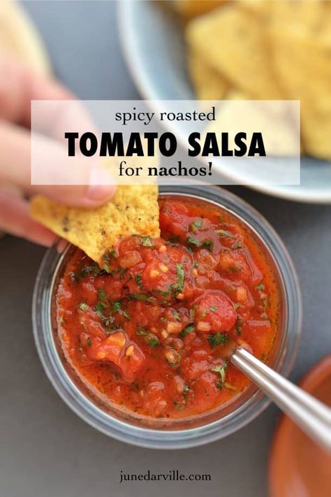 Homemade tomato salsa recipe with roasted tomatoes... A spicy Mexican appetizer dipping sauce to serve with crispy nachos! Nachos Sauce, Nacho Sauce Recipe, Roasted Tomato Salsa Recipe, Nachos Dip Recipe, Salsa Dip Recipe, Tomato Dipping Sauce, Nacho Sauce, Mexican Summer, Valentines Food Dinner