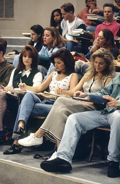 Saved By The Bell Outfits, Leslie Burke, 00s Aesthetic, Tiffani Amber Thiessen, Kelly Kapowski, Tiffani Thiessen, 90s Sitcoms, 90s Inspired Outfits, Saved By The Bell