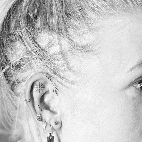 Ear Fine Line Tattoo, Minimalist Ear Tattoo, Tattoo Inside Ear, Ear Cuff Tattoo, Ear Tattoos Women, Small Ear Tattoos, Tattoo Oreille, Flower Tattoo Ear, Ear Lobe Tattoo