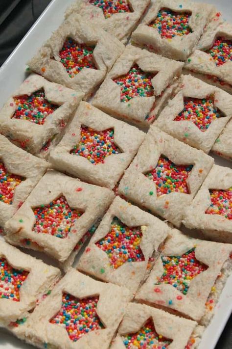 How To Easily Make Fairy Bread For A Kids Party Fairy Party Food, Rainbow Party Food, Childrens Party Food, Easy Kids Party, Rockstar Party, Healthy Party Food, Fairy Tea Parties, Fairy Bread, Rock Star Party