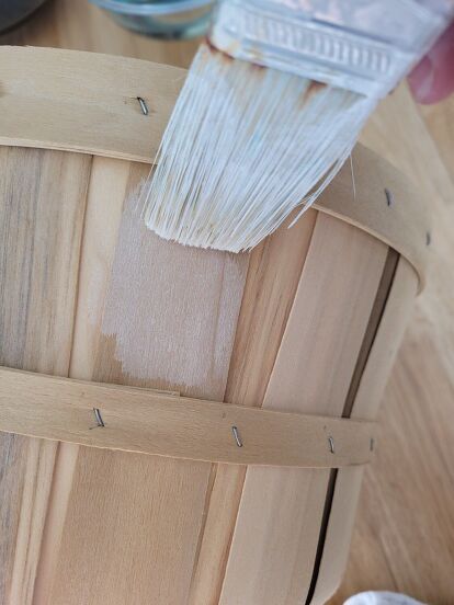 I picked up a few bushel baskets in like new condition from the thrift store. The light, natural wood tone was fine, but I wanted them to fit in better with my cottage farmhouse style. So, I whitewashed them! To make whitewash you'll need white acrylic paint, I like to mix about a tablespoon of white with a drop of antique white. You'll also need a jar or cup for the white wash and a paint brush. Once you add the paint to the jar fill it with water and mix. Saturate your paint b… Porch Mailbox, Bushel Baskets, Apple Baskets, Cheese Box, Wooden Basket, Whitewash Wood, White Acrylic Paint, Cottage Farmhouse, Paint Brush