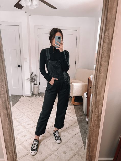 Jumper Overalls Outfit, Black Overall Outfit Winter, Dressed Up Overalls, Wide Leg Cropped Overalls Outfit, Rainy Day Overalls Outfit, Women’s Black Overalls Outfit, Overalls Outfit Office, Overall Turtleneck Outfit, Overalls Professional Outfit