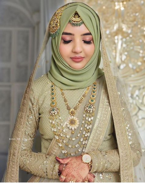 Stunning Bridal look #pakistanibridallook #bridallookwithhijab #bridallookidea #bridalmakeuplook #bridal accessories #simplebridallook Hijab Look Wedding, Engagement Poses For Bride, Indian Hijabi Bride, Bridal Hijab Styles Tutorials, Bridal Hijab Tutorial, Muslim Bridal Look, Hijab Style For Wedding, Bride Hijab Style, Muslim Bridal Makeup