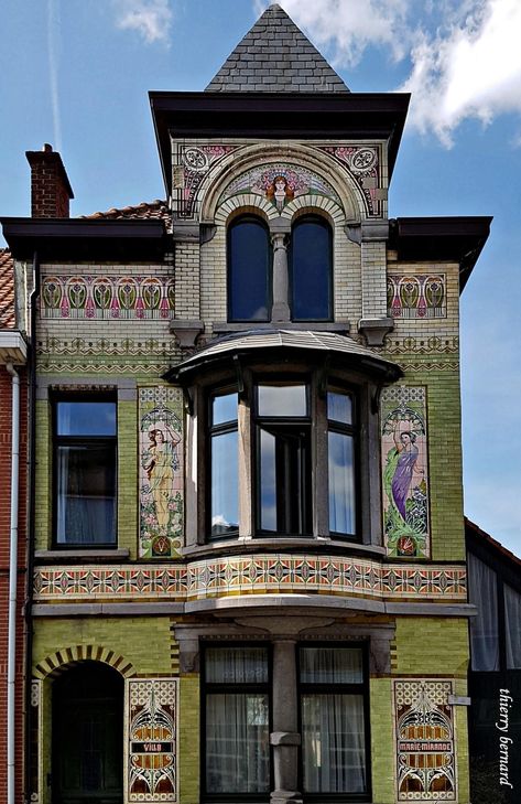 Art Nouveau House, Fleurs Art Nouveau, Istoria Artei, Russian Architecture, Art Nouveau Architecture, Interesting Buildings, House Furniture Design, Brussels Belgium, Art Nouveau Design