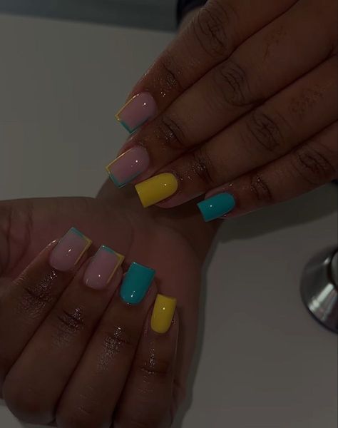 There's a new beauty trend taking over Instagram and it's absolutely stunning. Say hello to "quartz nails". Short Nail Designs Girly, Simple Art Nails, Short Sassy Nails, Short Vacation Nails Black Women, Shorties Nails Summer Colors, Basic Nail Sets, Short Baddie Nail Ideas, Kaw Nails, Vacation Nails Black Women