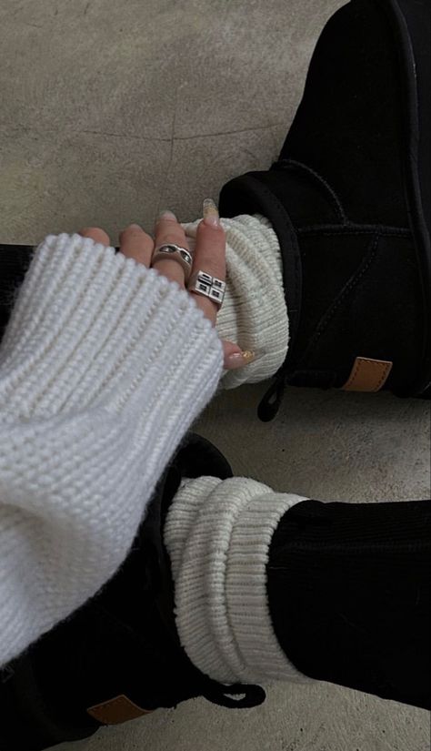 ugg aesthetic winter cozy winter cozy ugg style Botas Ugg Outfit, Black Ugg Outfit, Black Uggs Outfit, December Outfits, Outfit Botas, Gymwear Outfits, Black Uggs, Uggs Outfit, Winter Fits