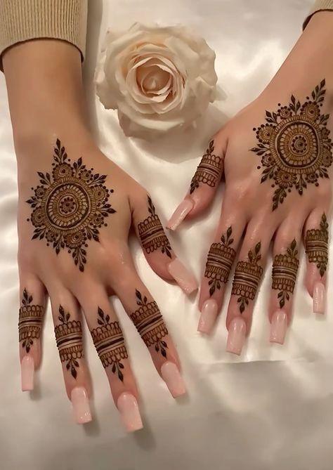 Elegant Mehendi Designs, Henna Designs Wedding, Mandala Henna Design, Mendi Design, Simple Henna Designs Hand, Aesthetic Mehndi, Henna Styles, Mehendi Ideas, Short Mehndi