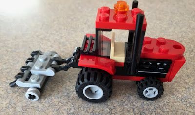 Lego Tractor, Mater Cars, Mini Gingerbread House, Diy Lego, Lego Diy, White Reindeer, Lego Activities, Orange Fish, Lego Craft