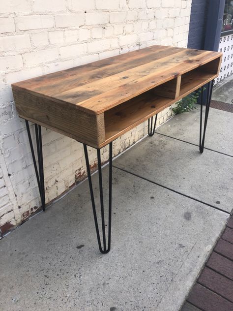 Wood Desk With Metal Legs Diy, Tv Stand Hairpin Legs Diy, Hairpin Leg Desk Home Office, Desk With Hairpin Legs Diy, Diy Desk With Storage, Reclaimed Wood Bedroom Furniture, Rustic Wood Desk, Diy Wooden Desk, Reclaimed Wood Bedroom