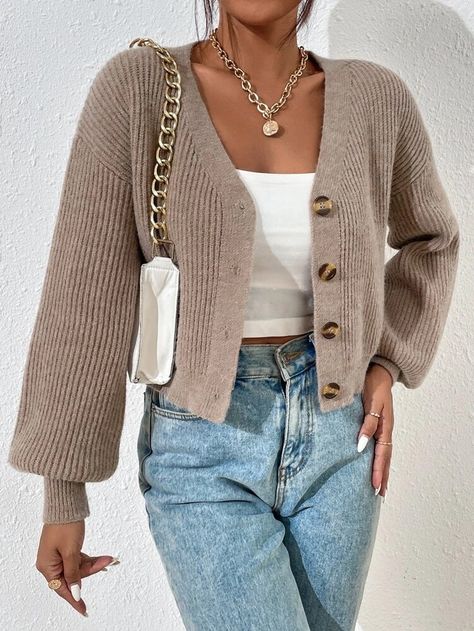 Talia Aesthetic, Cardigan Shirt Outfit, Beige Cardigan Outfit, Beige Sweater Outfit, Crop Cardigan Outfit, Cardigan Outfit Aesthetic, Outfit Cardigan, Elegant Coats, Knitting Women Cardigan