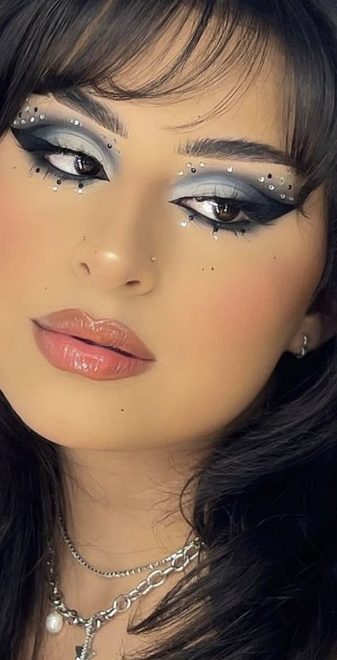 Black Makeup Looks With Rhinestones, Silver Black Makeup, Black Parade Makeup, Black And Grey Makeup, Alt Eye Makeup, Black And White Eyeshadow, White Black Makeup, Black And Silver Makeup, Winter Eyeshadow Looks