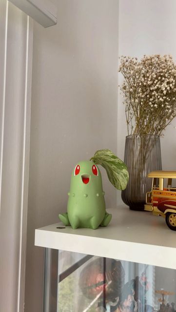 HANG 🌙 on Instagram: "Mr plant dad bought it 🌱 #chikorita #plantpropagation #homedecor #pokemon" Bulbasaur Plant Pot, Pokemon Plant Pot, Pokemon Home Decor, Pokemon Ceramics, Boho Restaurant, Plant Pokemon, Pokemon Clay, Mr Plant, Pokemon Decor