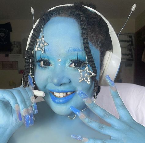 Cute Alien Makeup Halloween, Blue Alien Makeup, Y2k Alien, Alien Princess, Alien Crafts, Alien Makeup, Alien Halloween, Pop Princess, Halloween Post