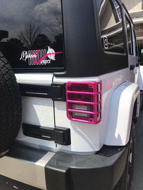 White Jeep Wrangler Purple Accents, Two Door Jeep Wrangler Accessories, Hot Pink Jeep Wrangler Accessories, Jeep Wrangler Color Ideas, Hot Pink Jeep Accessories, Jeep Wrangler Accessories Interiors, Jeep Wrangler Accessories For Women, Comet Car, Jeep 2022