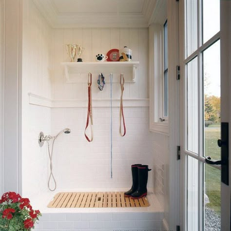 Top 60 Best Home Dog Wash Station Ideas - Canine Shower Designs Dog Bathing Station, Country Laundry, Diy Dog Wash, Traditional Laundry Room, Country Laundry Rooms, Dog Washing Station, Mudroom Design, Vintage Decoration, Laundry Room Diy