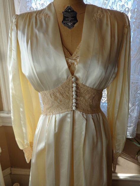 Vintage 1940's Peignoir Set Nightgown Robe Hollywood Glamour Vintage Peignoir, 1930's Dresses, Nightgown Robe, Lingerie Vintage, Peignoir Sets, Vintage Nightgown, 1930s Fashion, 1940s Fashion, Nightgowns