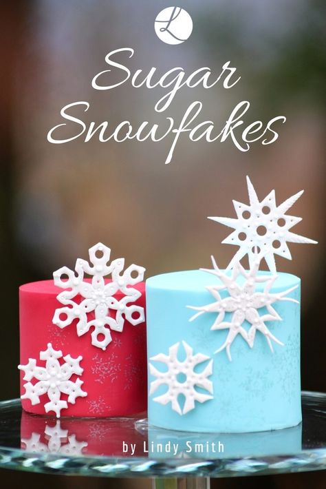 How to make unique sugar snowflakes by sugarcraft artist Lindy Smith Pastiage Recipe, Pastillage Recipe, Pantry Apothecary, Gumpaste Recipe, Autumn Cakes, Fondant Designs, Decorated Desserts, Winter Cakes, Winter Wonderland Cake