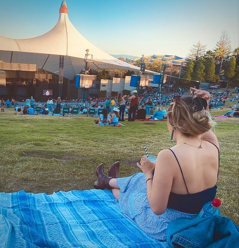 Concert outfit Lawn Concert Outfit Summer, Lawn Concert Pictures, Lawn Concert Outfit, Concert Outfit Outdoor, Lawn Concert, Outdoor Concert Outfit, Hozier Concert, Concert Outfit Summer, Summer Lawn