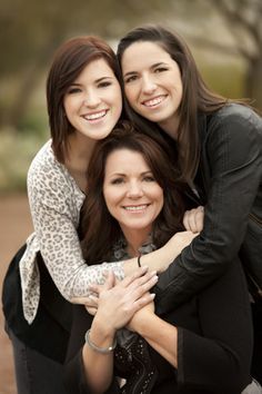 Mother Daughter Photography Poses, Mom Daughter Photos, Sibling Photography Poses, Mother Daughter Poses, Daughter Photo Ideas, Mother Daughter Pictures, Mother Daughter Photoshoot, Back Hug, Sisters Photoshoot Poses