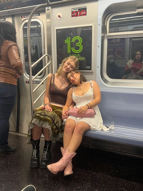 aesthetic bestfriend instagram pose, nyc, new york city, aesthetic subway picture, pink cowboy boot outfit ideas, fairy outfit, couple goals, lesbian lovers, gay Tall Girlfriend Short Girlfriend, Quad Poly Couple Aesthetic, Lesbian Boots, Girlfriend And Girlfriend Outfits, Wlw Date Outfit, Fem Lesbian Outfit Ideas, Sapphic Date Ideas, Lesbian Date Outfit, Wlw Style