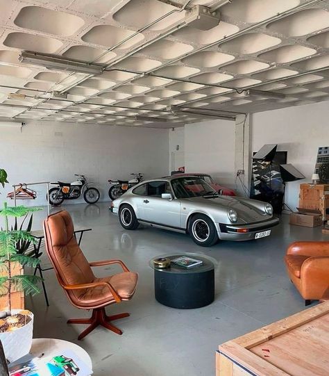 Luxury Garage Design, The Sun Will Shine Again, Post Modern Design, Vintage Car Garage, Camping Room, Mens Bedroom Decor, Colonial Design, Garage Room, Garage Interior