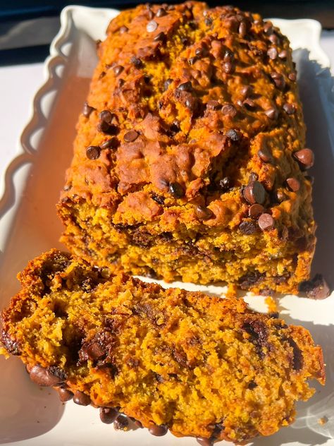 Oatmeal Chocolate Chip Pumpkin Bread Easy Pumkin Bread, Pumpkin Oatmeal Bread, Cinnamon Cakes, Elimination Diet Plan, Gluten Free Pumpkin Bread, Fall Apple Recipes, Pumpkin Oats, Vegan Pumpkin Recipes, Moist Pumpkin Bread