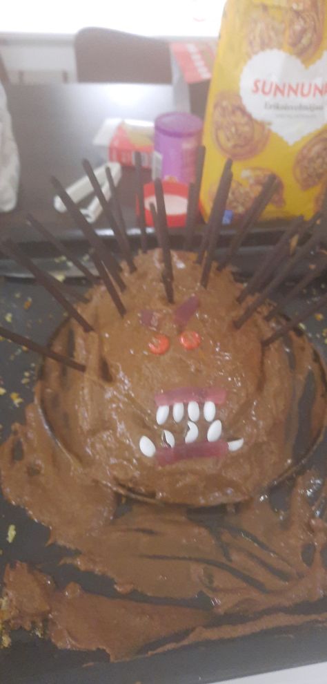 Cursed Hedgehog Cake, Porcupine Cake, Brain Smoothie, Weird Cakes, Cursed Cakes, Scary Cakes, Funny Cakes, Ugly Cakes, Hedgehog Cake