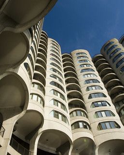 River City, Chicago, by Bertrand Goldberg | The luxury end o… | Flickr Bertrand Goldberg, Brutal Architecture, Marina City, Chicago Usa, River City, Chicago City, Leaning Tower Of Pisa, Chicago, Apartment