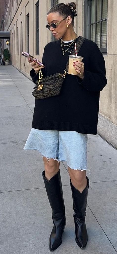 STREET STYLE 2024 FALL Fall 24 Street Style, Fall Long Boots Outfit, Oversized Sweater Street Style, Fall Street Fashion 2024, Casual Winter Day Outfits, Fw24 Street Style, Fall Boots Outfit 2024, New York Street Style Fall 2024, Fall 24 Outfits