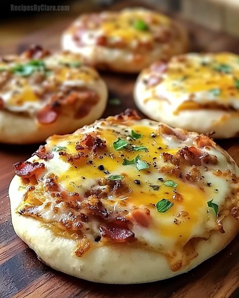 Quick and tasty breakfast pizzas made with English muffins—perfect for busy mornings! Breakfast Pizza On English Muffins, Breakfast Calzone, English Muffin Breakfast Pizza, Egg Pizza Breakfast, Breakfast Pizzas, English Muffin Breakfast, Muffin Breakfast, English Muffin Pizza, Breakfast Pizza Recipe