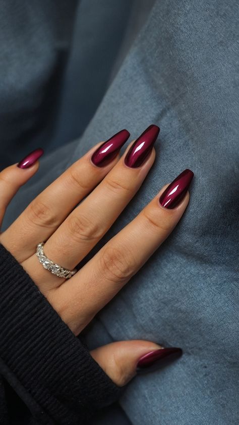 Discover the top fall nail trends for 2024 with these stunning short almond nail designs From the chic short 2022 almond nails to the trendy 2023 Opal Brown square nails get inspired by the latest early Galaxy nail art trends Burgundy Fall Nails 2024, 2024 Nails Fall, Nails November 2023 Trends, Autom Nails 2024, Fall Chrome Nail Colors 2024, Early Fall Nails Short, Maroon Nails Almond Shape, Fall Almond Acrylic Nails, Acrylic Nails Fall 2024