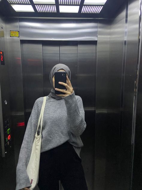 Grey Ootd Hijab, Grey Outfit Hijab, Grey Hijab Outfit, Grey Pullover Outfit, Hijabi Winter, Oversized Black Knit Sweater, Modest Winter Fashion, Hijabi Winter Outfits, Aesthetic Outfits Hijab