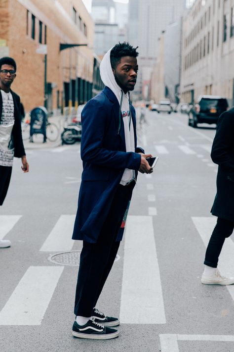 All the 202-level threads fashion's biggest names and most powerful people pulled out for this week's lineup of shows. Street Style New York, Street Style 2017, Hipster Mens Fashion, Blue Coat, Best Mens Fashion, Mens Fashion Urban, Hip Hop Outfits, Urban Street Style, The Best Street Style