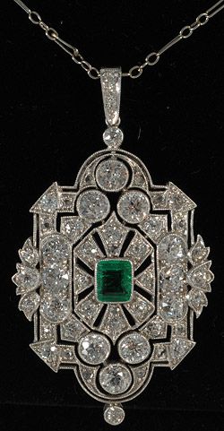 An Art Deco pendant set in platinum with emeralds and diamonds. #ArtDeco #pendant Bijoux Art Deco, Bijoux Art Nouveau, Art Deco Pendant, Vintage Style Jewellery, Deco Jewelry, Vintage Jewels, Art Deco Jewelry, Gorgeous Jewelry, Dream Jewelry