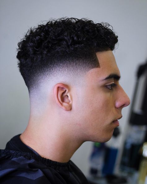 Mid Fade Curly Hair, Men Curly Hair, Mid Fade Haircut, Taper Fade Curly Hair, Haircuts Curly, Barber Lifestyle, Curly Hair Fade, Mid Fade, Hairstyle For Men