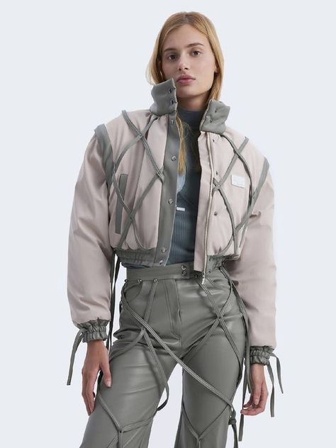 I'm satisfied. 88cm bust and ordered the s equivalent to the P in Brazil. Amazing material. Bullied polyamide. Jacket With Straps, Futuristic Jacket, Detached Sleeves, Senior Thesis, Jacket Ideas, Concept Clothing, Twelfth Night, Cyberpunk Fashion, Designer Logo