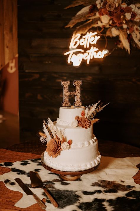 Check out this photo from brianna.purvis Western Cake Wedding, Country Themed Wedding Cake, Wedding Cakes Western Style, November Country Wedding, Western Theme Wedding Cake, Western Wedding Planning, Cowboy Western Wedding, Cute Boho Wedding Ideas, Simple Western Wedding Ideas