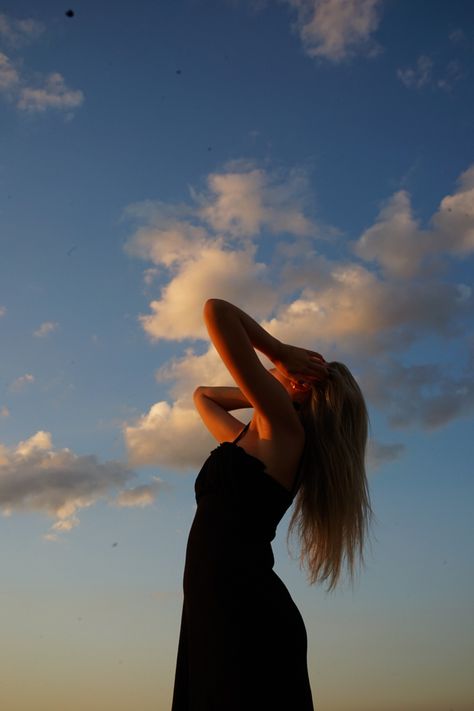 Sky Aesthetic Photoshoot, Sky Pictures With People, Cute Sunset Poses, Sunset Shoot Photo Ideas, Sunset Pictures Poses Field, Sky Poses Ideas, Photos With Sky Poses, Sky Background Photoshoot, Sky Selfie Aesthetic