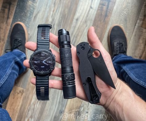 submitted by MikeGarmin Tactix Delta SolarFenix PD35Spyderco Paramilitary 2Heading out to take family pictures, just some light essentials. Everyday Carry Essentials, Pocket Tools, Tactical Wear, Edc Tactical, Pocket Tool, Pocket Dump, Man Stuff, Bug Out Bag, Edc Gear