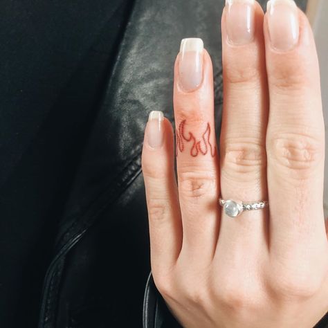 Finger Tattoos Fire, Finger Fire Tattoo, Fire Finger Tattoo, Cool Finger Tattoos, Middle Finger Tattoos, Simple Hand Tattoos, Tiny Finger Tattoos, Rose Hand Tattoo, Finger Tats