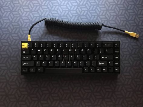 Diy Mechanical Keyboard, 60% Keyboard, Custom Keyboard, Laptop Gadgets, Computer Desk Setup, Computer Set, Desk Setups, Custom Computer, Desktop Setup