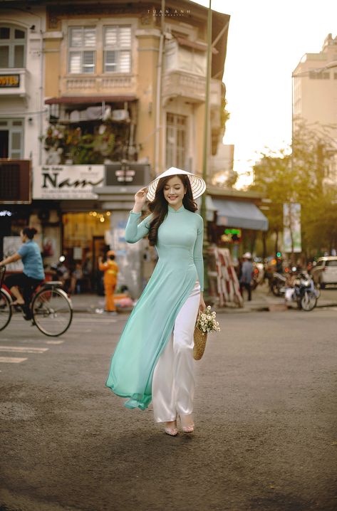 Vietnamese Clothing, Vietnam Dress, Retro Photography, Fall Family Photos, Ulzzang Fashion, Embroidered Clothes, Traditional Dresses, Traditional Outfits, Formal Wear