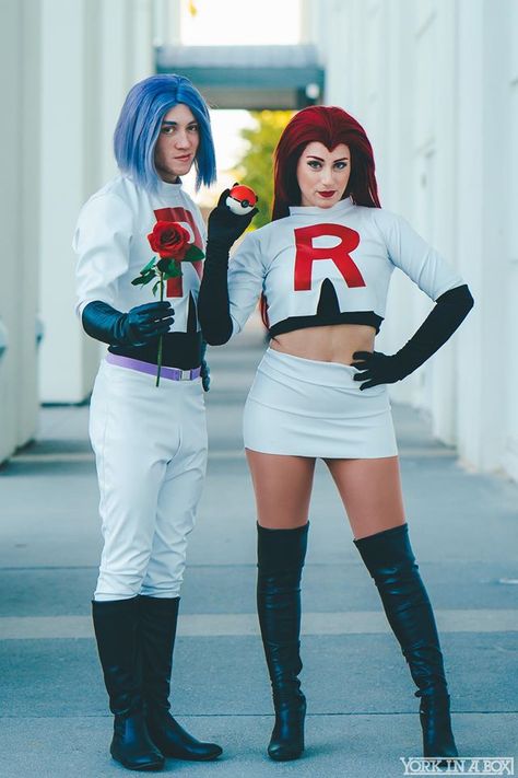 Team Rocket Costume, Pokemon Halloween Costume, Halloween Couple Costumes, Iconic Couples, Characters Costumes, Couples Costumes Creative, Unique Couple Halloween Costumes, Couples Cosplay, Halloween Parejas