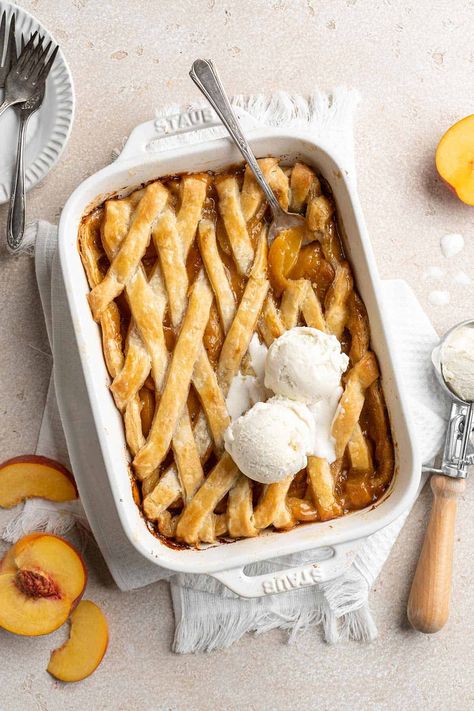 Southern Peach Cobbler (How to Make Peach Cobbler) - This is the perfect old fashioned recipe made with sweet spiced peaches and homemade butter pie crust. Fresh Peach Cobbler With Pie Crust, Peach Cobbler With Pie Crust, Cobbler With Pie Crust, Old Fashioned Peach Cobbler, Best Peach Cobbler, Homemade Peach Cobbler, Fresh Peach Cobbler, Southern Peach Cobbler, Spiced Peaches