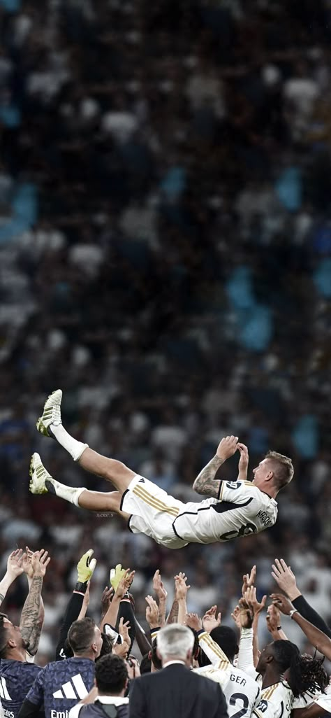 #tonikroos #kroos #realmadrid #laliga #goodbye #wallpapers Toni Kross, Real Madrid Cr7, Real Madrid Photos, Ronaldo Photos, Real Madrid Team, Friends Scenes, Real Madrid Wallpapers, Madrid Football, Team Wallpaper