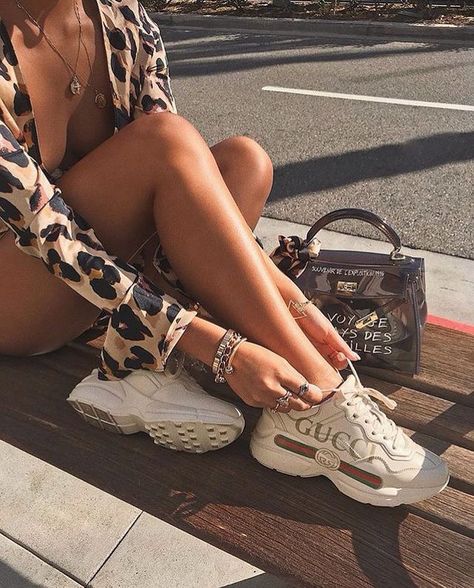 Prendas perfectas si eres una chica con más tenis que tacones Tenis Gucci, Aesthetic Shoes, Gucci Shoes, Mode Inspiration, Sneaker Head, Cute Shoes, Nice Shoes, Bottega Veneta, Me Too Shoes