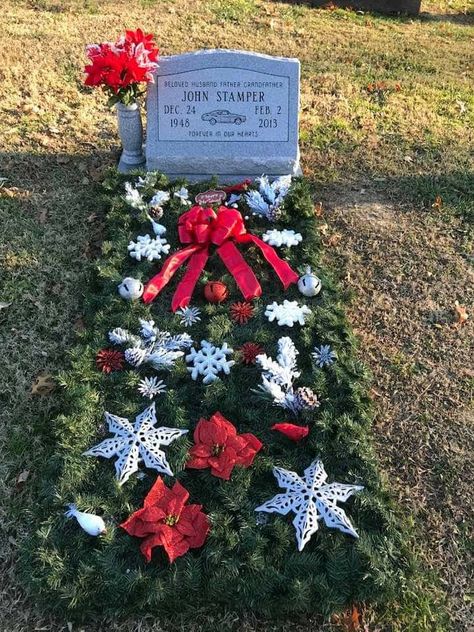 Diy Grave Blankets, Cemetary Ideas, Graveside Decorations, Grave Blanket, Cross Wreath Diy, Cemetary Decorations, Headstones Decorations, Gravesite Decorations, Grave Flowers