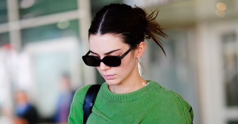 Kendall Jenner Played Nintendo Switch While Doing a Face Mask | Teen Vogue Tevas Outfit, Teva Sandals Outfit, Birkenstock Outfit, Errands Outfit, Open Toed Shoes, Old School Fashion, Teva Sandals, Black Bike, Sandals Outfit